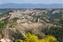 Itálie - Lazio - Civita di Bagnoregio, zemní pyramidy vznikají působením srážek v měkých tufitech