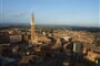 Itálie - Siena - Palazzo Publico, gotická radnice se zvonicí Torre del Mangie na Piazza del Campo