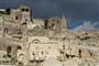 Itálie - Matera - vznikla před 9.000 lety a nepřetržitě obývána, část obydlí vytesána do skály