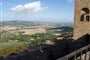 Itálie - líbezná krajina při pohledu z historických hradeb Montepulciana