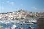 Francie - Marseille - nad přístavem trůní bazilika Notre Dame de la Garde