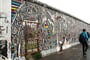 Německo - Berlín - sgrafiti pokrytá část zbytku Berlínské zdi