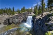 USA - vodopády Rainbow Falls u Devil's Postpile