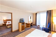connecting room