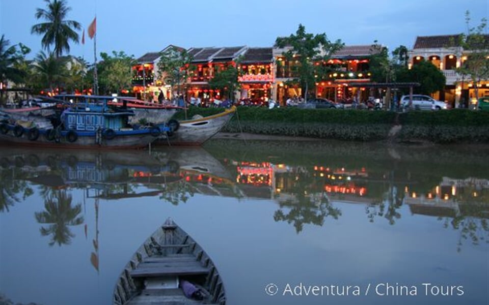 Podvečerní Hoi An s loďkami na řece
