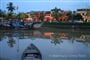Podvečerní Hoi An s loďkami na řece