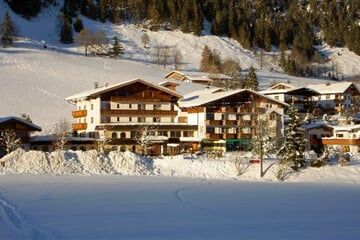 Alpy - Kaiserwinkl - lux hotel **** s bazénem - výhodný Alpen skipas v ceně / č.2414