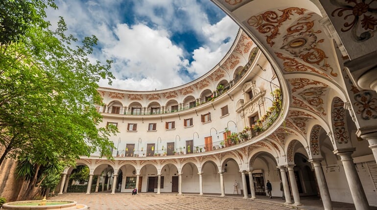 Španělsko - Sevilla - Plaza del Cabildo shutterstock