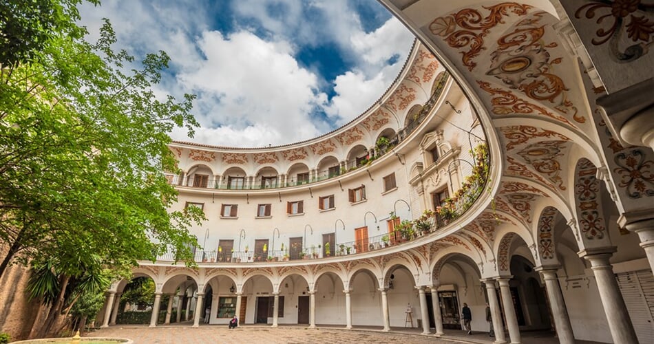 Španělsko - Sevilla - Plaza del Cabildo shutterstock