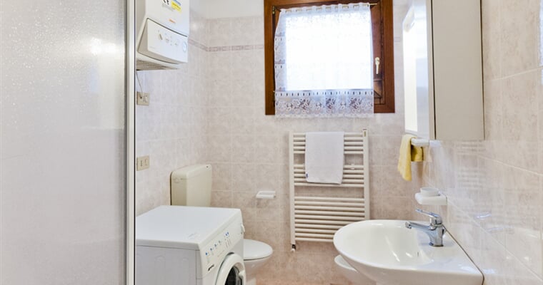 Caorle - Cristina bathroom 01