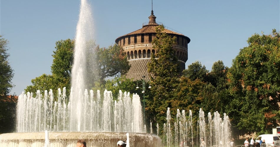 Itálie - Milán - kouzlo vodotrysků před Castello Sforzesco