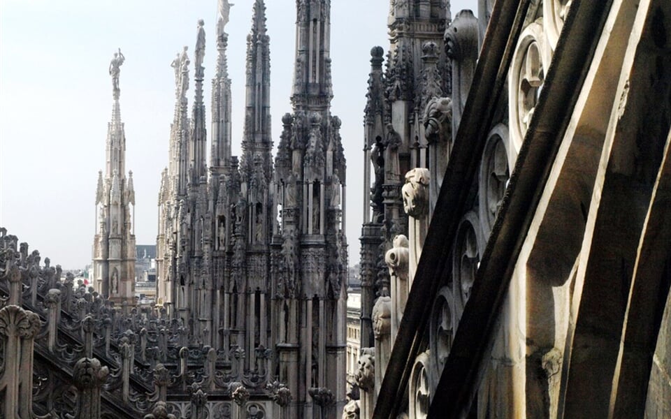 Itálie - Milán - les sloupů a fiál na střeše katedrály
