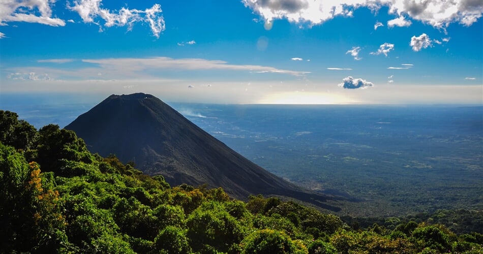 Salvador_Nikaragua_Izalco_Volcano_from_Cerro_Verde_NP_42155739
