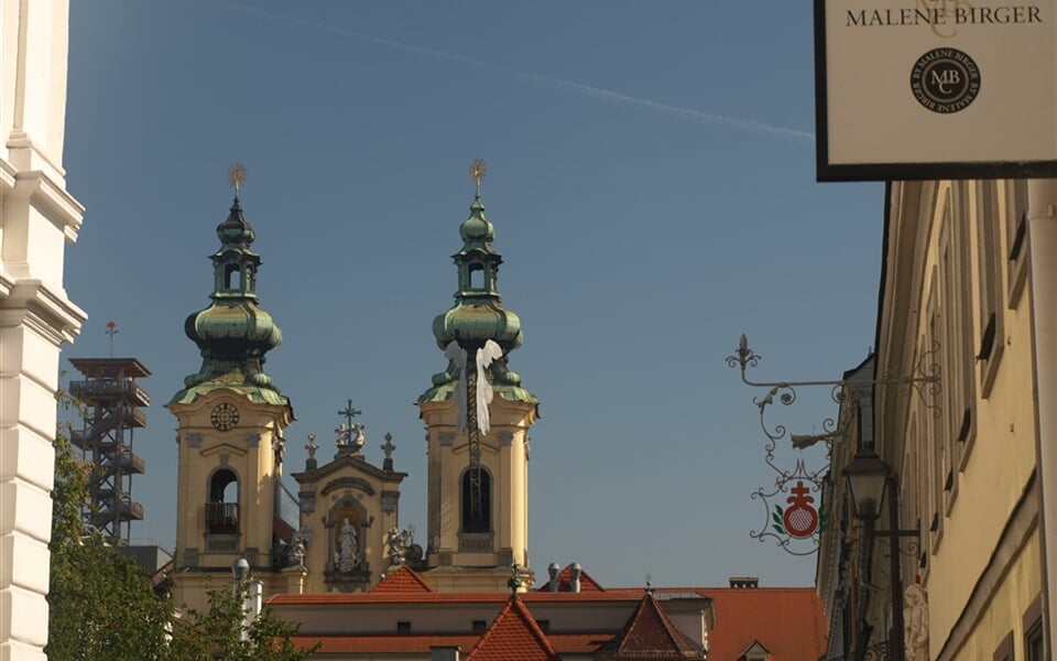 Rakousko - Linec -  půvab věží starého města (Ursulinenkirche)