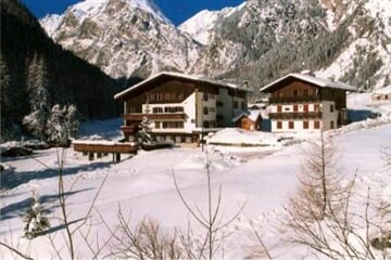 Ledovec Marmolada - Arabba - hotel ** Malga Ciapela u sjezdovky / č.2038