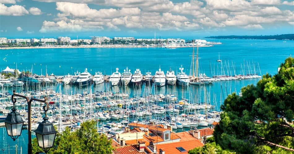 Francie - panoramatický pohled na přístav v Cannes
