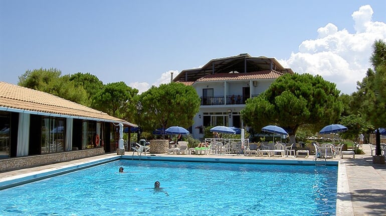 Hotel Valais: fotografie vybavení exteriérů a interiérů ubytování.