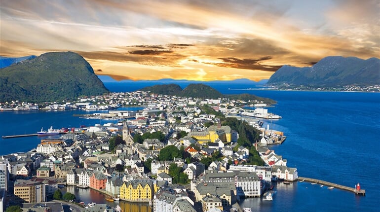 Norsko - město Alesund, panoramatický pohled na norské fjordy