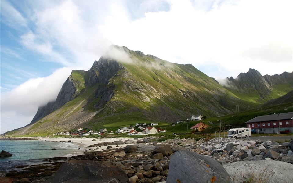 Norsko - Lofoty - Vikten, ves střeží vrcholy Jetten (Obr), Kogen (Král), Smykket (Klenot) a další
