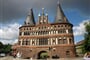 Německo - Lübeck - Holštýnská brána, 1464-78, součást městského opevnění