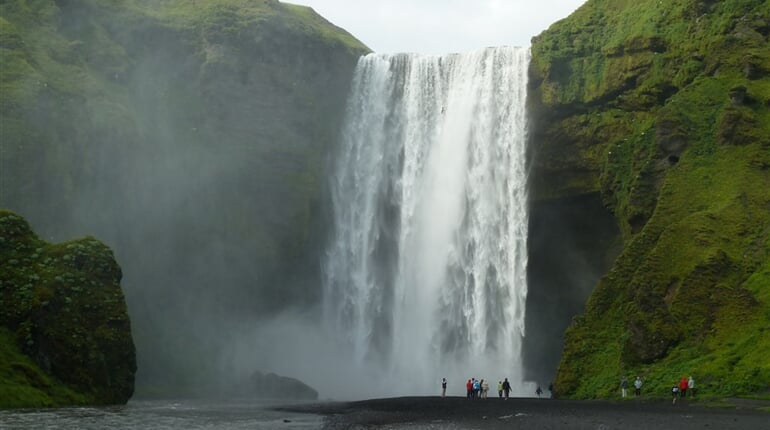 Island, vodopád Skogafoss, jižní pobřeží