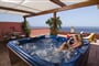 b-Deluxe Suite Private Jacuzzi