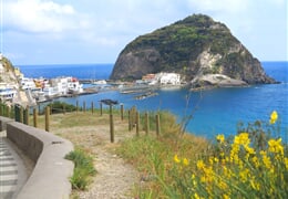 Neapolský záliv a termální ostrov Ischia – letecky