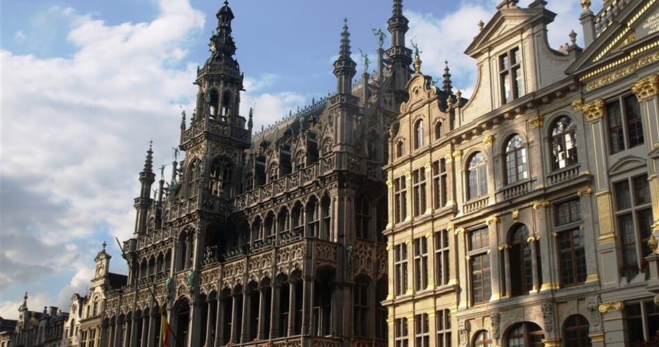 Belgie - Brusel, Maison du Roi, vpravo Le Pigeon, domov V.Huga v exilu