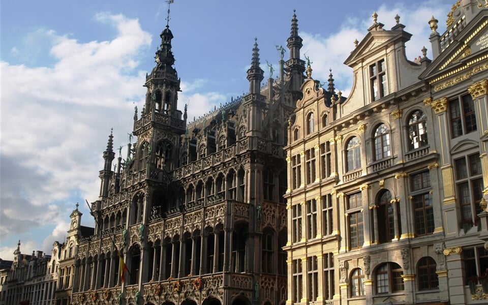 Belgie - Brusel, Maison du Roi, vpravo Le Pigeon, domov V.Huga v exilu