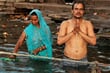 Indie - modlící se u řeky Gangy