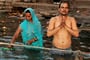 Indie - modlící se u řeky Gangy