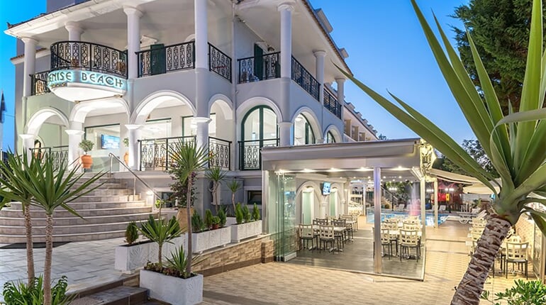 Aparthotel Denise Beach: fotografie vybavení exteriérů a interiérů ubytování.