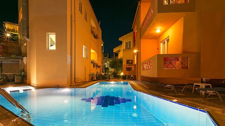 Hotel Elotia: fotografie vybavení exteriérů a interiérů ubytování.