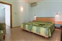 Hotel Paradise Beach: fotografie vybavení exteriérů a interiérů ubytování.
