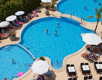 Hotel JS Alcudi Mar: fotografie vybavení exteriérů a interiérů ubytování.