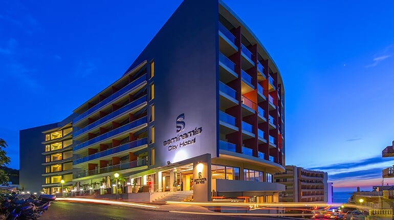 Hotel Semiramis City: fotografie vybavení exteriérů a interiérů ubytování.