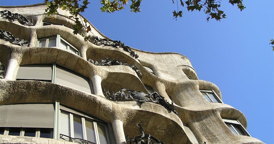 Španělsko - Barcelona - Casa Mila, A.Gaudí, 1906-10 v zvláštní okouzlující secesi A.Gaudího