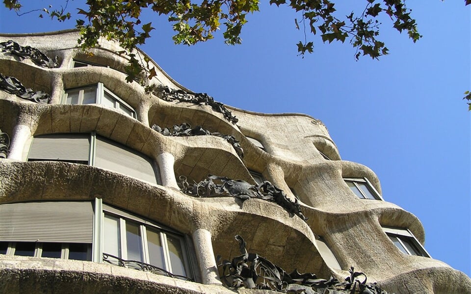 Španělsko - Barcelona - Casa Mila, A.Gaudí, 1906-10 v zvláštní okouzlující secesi A.Gaudího