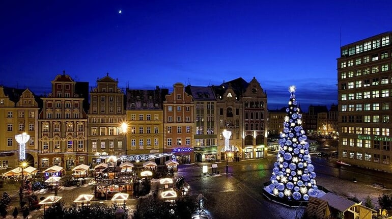 polsko - wroclaw - adventni - trhy - vanocni - strom - uprava