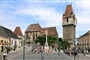 Rakousko - Perchtoldsdorf - Marktplatz s kostelem sv.Augustýna, a věží Wehrturn (1450-1521) ( Wiki-Bwag)