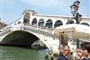 Itálie - Benátky - Ponte Rialto, nejstarší most přes Canal Grande, dokončen 1591, autor Antonio da Ponte