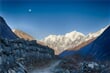Naše trasa vedená divokým údolím. V pozadí himálajská dominanta Ganschenpo (6 378 m n. m.)
