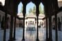Španělsko - Granada - Alhambra, průhled do Patia de los Leones přes  zdobné sloupoví