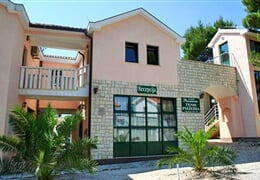 Rogoznica - Ružmarin apartmánové středisko (vila Antonija, Mirella, Ivana) ***