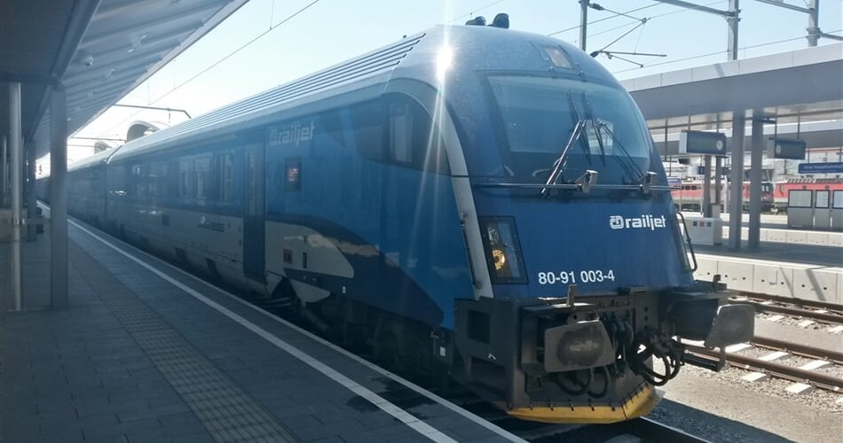 Rakousko - po celém Rakousku vás doveze tenhle atraktivní fešák - Railjet (foto L.Zedníček)