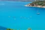 Letecký pohled na moře a kanoe, Arbatax, Sardinie
