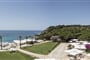 Pohled na hotel s pláží, Villasimius, Sardinie