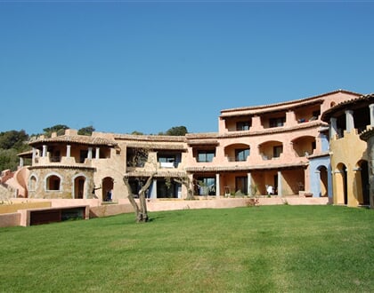 Pohled na zahradu exteriér apartmánů, Golfo di Marinella, Sardinie