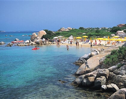 Písečná pláž s lehátky a slunečníky, Golfo di Marinella, Sardinie