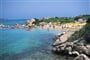 Písečná pláž s lehátky a slunečníky, Punta Marana, Sardinie